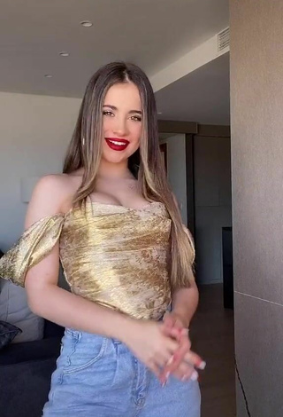 Valeria Monerri (@valeriamonerri) #cleavage  #corset  #golden corset  #red lips  #jeans pants  «Cuando estoy contigo es lo más...»