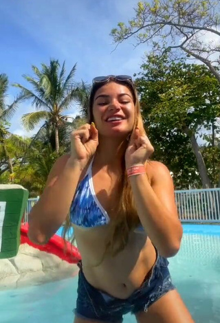 Yeimy Serrano (@yeimyserrano40) #cleavage  #bikini top  #jeans shorts  #underboob  «Envíale este video a tu ex...»