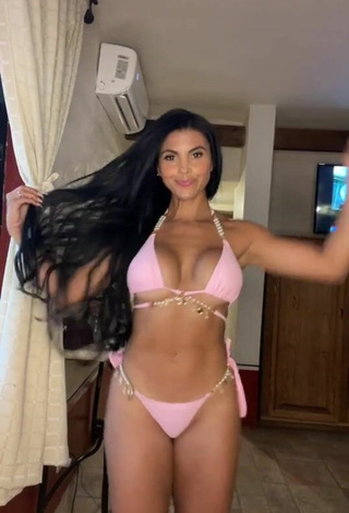 Yesli Gomez (@yesligomezfit) #cleavage  #bikini  #pink bikini  #underboob  #bouncing boobs  «Borrador»
