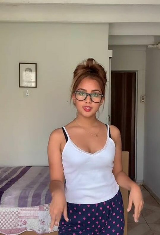 Yess (@yessenia0410) #top  #white top  #cleavage  #pants  «Navidad Navidad Navidad»