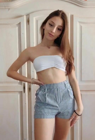 Brunella Cacciuni (@_brunellina_) #tube top  #white tube top  #cleavage  #shorts  #striped shorts  «Vi piace la nuova canzone di...»