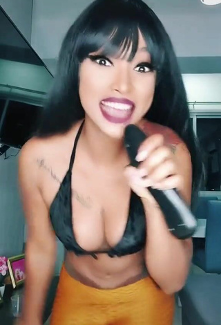 Aliany Garcia (@aliany_g) #bikini top  #black bikini top  #cleavage  #leggings  #tattooed body  #red lips  #underboob  «Como se llama la artista que imito»
