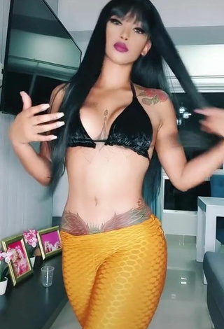 Aliany Garcia (@aliany_g) #tattooed body  #bikini top  #black bikini top  #leggings  #cleavage  #red lips  «ya vieron que flaquita estoy  un...»