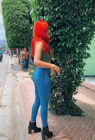 Jissela Lopez (@baby_0309) #butt  #crop top  #olive crop top  #cleavage  #jeans pants  #street  «Compartir, otros y cancelar  Ig:...»