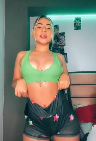 Chantall Pizzino (@dcpizzino) #cleavage  #crop top  #green crop top  #tight shorts  #booty shaking  #bouncing boobs  #tattooed body  «Dicen que si me sigues en...»