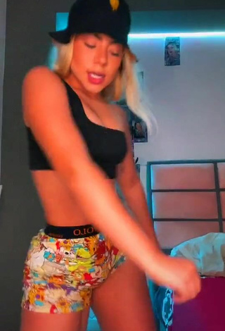 Chantall Pizzino (@dcpizzino) #cleavage  #crop top  #black crop top  #legging shorts  #booty dancing  #tattooed body  «Si me mandas cap de este video a...»