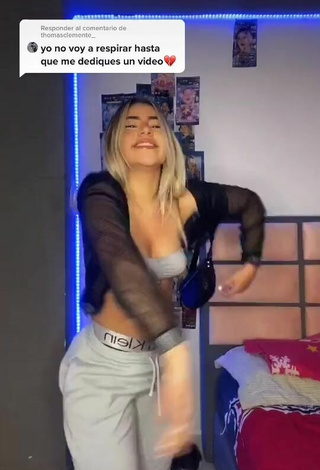 Chantall Pizzino (@dcpizzino) #cleavage  #tube top  #grey tube top  #bouncing boobs  #tattooed body  #booty dancing  «Responder a @thomasclemente_...»