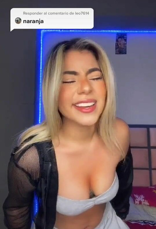 Chantall Pizzino (@dcpizzino) #cleavage  #tube top  #grey tube top  #tattooed body  #bouncing boobs  #booty shaking  «Responder a @leo7614 pues si...»