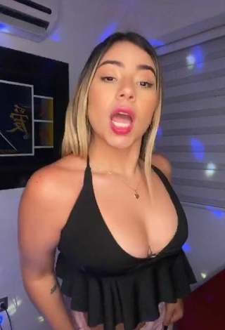 Chantall Pizzino (@dcpizzino) #cleavage  #crop top  #black crop top  #tattooed body  #booty dancing  «Me quiero tatuar pero no se que...»