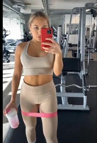 Erna Husko (@ernahuskoo) #cleavage  #crop top  #beige crop top  #leggings  #butt  #fitness  «Your @ 2 need to do this with...»