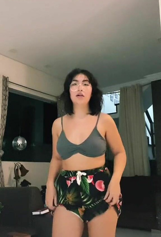 Evelyn Felix (@evelynfeli) #cleavage  #crop top  #grey crop top  #shorts  #booty dancing  «#fy #xyzbca #fypシ»