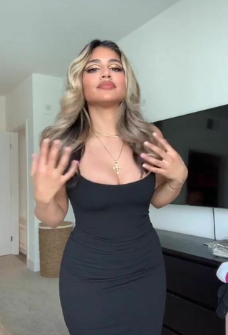 Gabriela Bandy (@gabriela.bandy) #cleavage  #dress  #black dress  «Me trying to be cute for TikTok...»