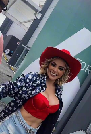 Gabriela Ramirez (@gabyramiirezz) #cleavage  #crop top  #red crop top  #shorts  «Eaaaaa @Capi Perez»