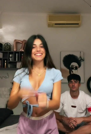 Giuls (@giulia_izzo) #cleavage  #crop top  #blue crop top  #shorts  #booty dancing  «mi piaci tu @vincenzo_cairo»