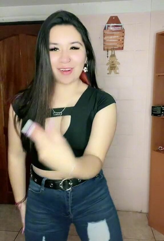 Christel Quiroz (@hermosilla___a) #cleavage  #crop top  #black crop top  #booty dancing  «Que harán mañana en su día...»