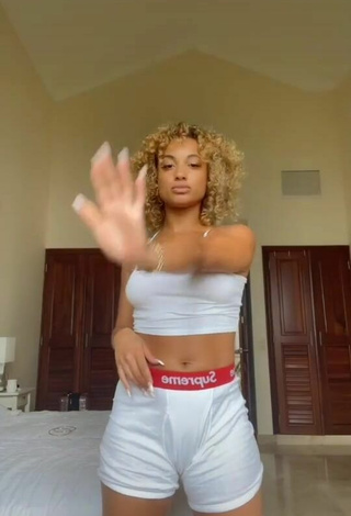 DaniLeigh (@iamdanileigh) #cleavage  #crop top  #white crop top  #shorts  #booty dancing  #pokies  «Yes I wear boxers bc they’re...»