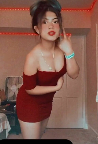 Cristel Mejia (@itscristelmejia) #cleavage  #dress  #red dress  «Estoy haciendo Reels en...»