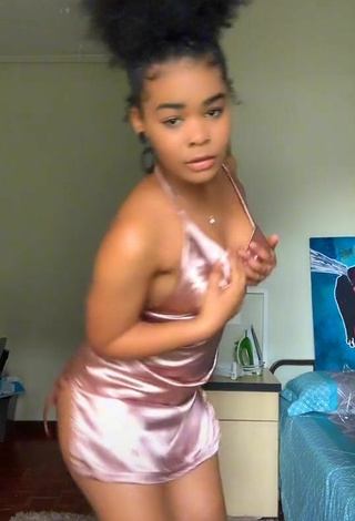 Jessica Mashaba (@jessicamashaba20) #cleavage  #dress  #pink dress  #braless  #bouncing boobs  #booty dancing  #tattooed body  «I almost fell chile #...»