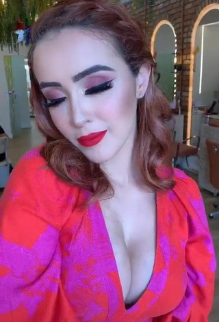 juhvellegas (@juhvellegas) #cleavage  #big boobs  #red lips  «#humor»