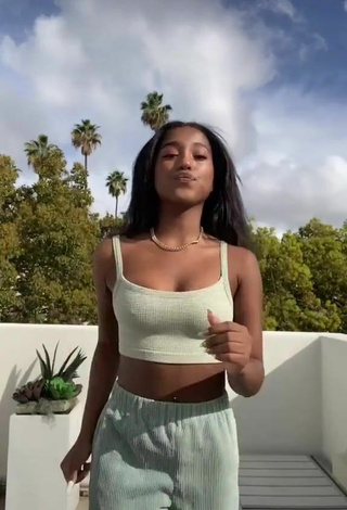 Kyla Imani (@kyla.imani) #cleavage  #crop top  #white crop top  #pokies  #bouncing boobs  «800K!❤️ I love y’all so muchON...»