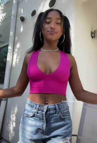 Kyla Imani (@kyla.imani) #cleavage  #crop top  #pink crop top  #belly button piercing  «My biggest pet peeve #fyp #bug...»