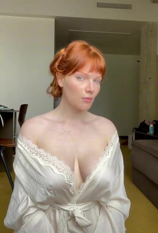 Levi Coralynn (@levicoralynn1) #cleavage  #bathrobe  #white bathrobe  #pokies  #braless  #big boobs 