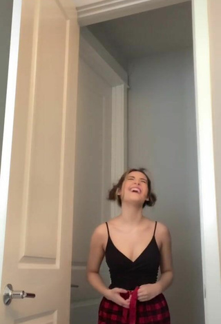 Lillian Delaney (@lilliandelaney) #cleavage  #crop top  #black crop top  #shorts  #booty dancing  «My hair was falling out and I...»