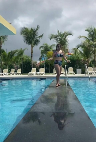 Hany (@lindahrf333) #cleavage  #bikini  #swimming pool  «Vieron el tobogán atrás Quieren...»