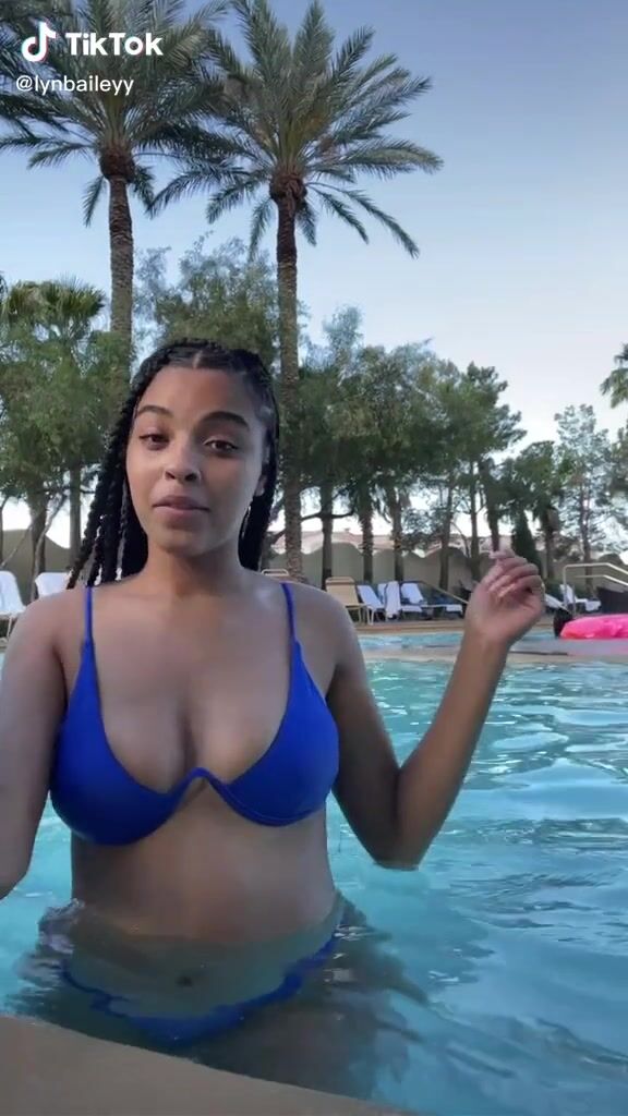 Lynn Bailey (@lynbaileyy) #cleavage #crop top #blue crop... «Fully