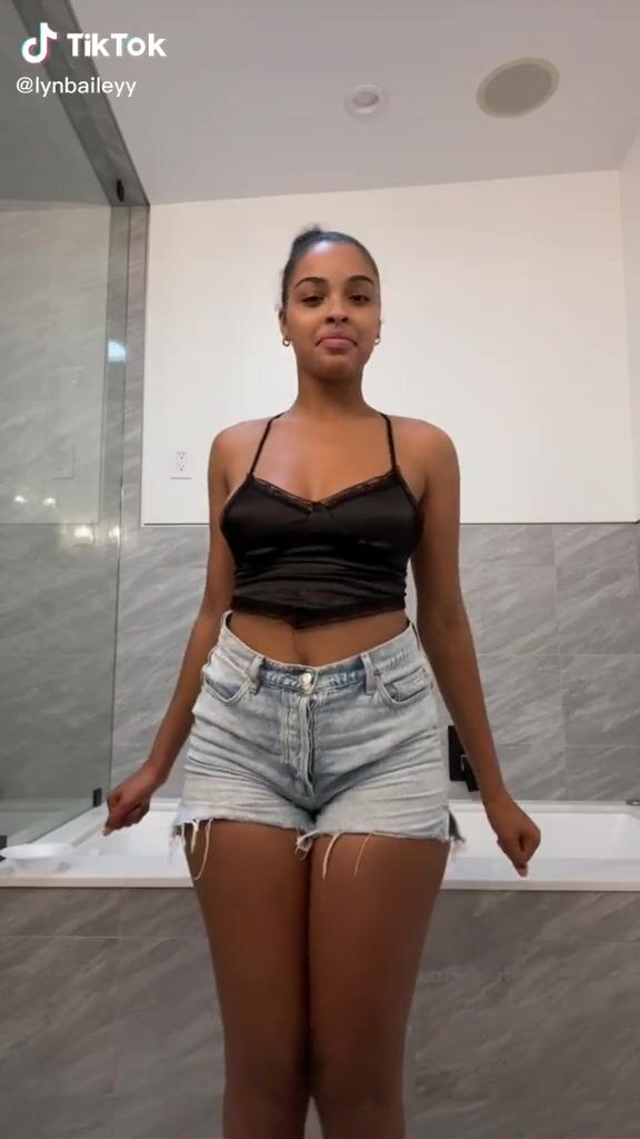 Lynn Bailey (@lynbaileyy) #cleavage #crop top #black crop... «Purrrr #fyp #lynbaileyy» yephot