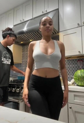 Lynn Bailey (@lynbaileyy) #cleavage  #crop top  #grey crop top  #leggings  #booty dancing  «#ColorCustomizer I really like...»