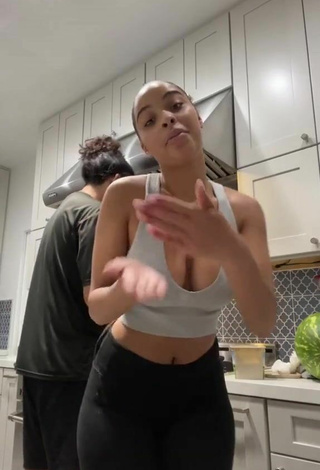 Lynn Bailey (@lynbaileyy) #cleavage  #crop top  #grey crop top  #leggings  #booty shaking  «He was cooking it up #fyp...»