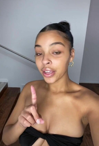 Lynn Bailey (@lynbaileyy) #cleavage #tube top #black tube top #underboob «I’m not yo mommy #fyp #foryou...»