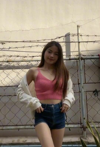 Madelaine Red (@madelainered) #cleavage  #crop top  #pink crop top  #shorts  #booty dancing  «ansaya q :\u003E copy link pooo»