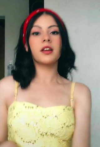 Maria Eduarda (@madu.dornelas) #cleavage  #dress  #yellow dress  #booty dancing  «13\u002F21 cansada já já hahahah...»