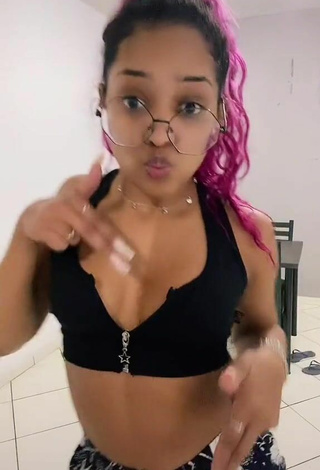 Michele Barros (@mi.barross) #cleavage  #crop top  #black crop top  #shorts  #bouncing boobs  «Primeira tentativa e o celular...»