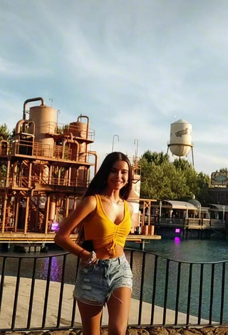 Nadia Vilaplana (@nadia.vilaplana) #cleavage  #crop top  #yellow crop top  #shorts  «Espero que hayáis disfrutado del...»