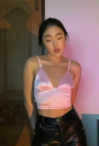 Ppunnch (@ppunnch) #cleavage  #crop top  #pink crop top  «I don’t really got no type...»