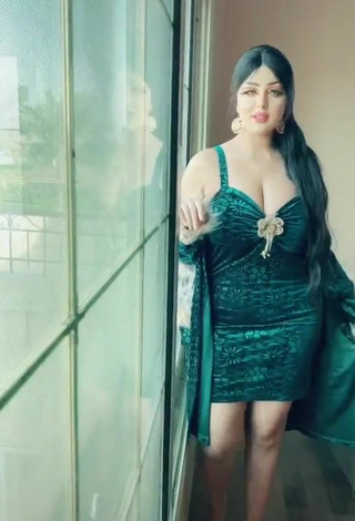 Salma Elshimy (@salmaelshimy0) #cleavage  #dress  #green dress  #big boobs  «shooting»