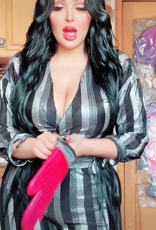 Salma Elshimy (@salmaelshimy0) #cleavage  #bodysuit  #big boobs  «حرقت صنية الفراخ اني اسف»