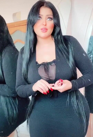 Salma Elshimy (@salmaelshimy0) #cleavage  #dress  #black dress  #big boobs  «لا»