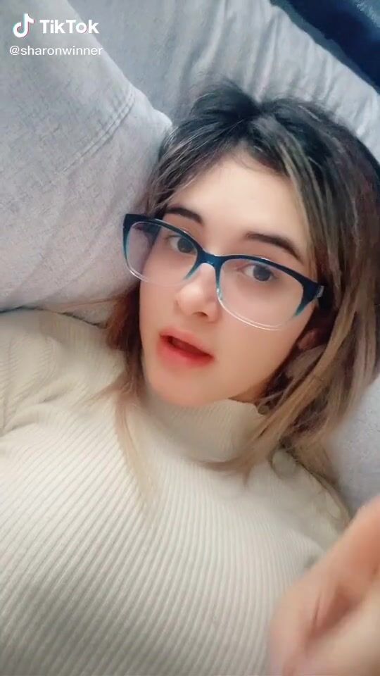 Sharon Shirley (@sharonwinner) #cleavage #dress #green dress... «Ami no me digas ☺️♥️» | yephot.com