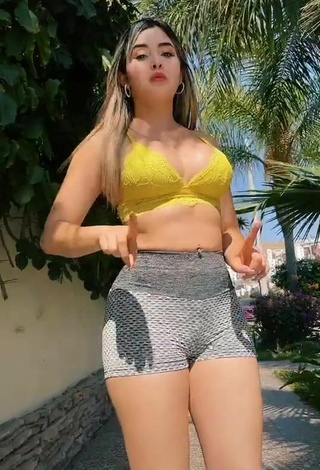 Sharon Shirley (@sharonwinner) #cleavage  #crop top  #yellow crop top  #lace crop top  #tight shorts  #belly button piercing  #booty dancing  «Sígueme en Instagram...»