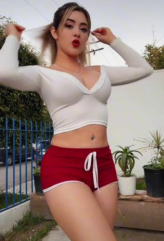 Sharon Shirley (@sharonwinner) #cleavage  #crop top  #white crop top  #tight shorts  #belly button piercing  #butt  «Vente ya ando en Directo por...»