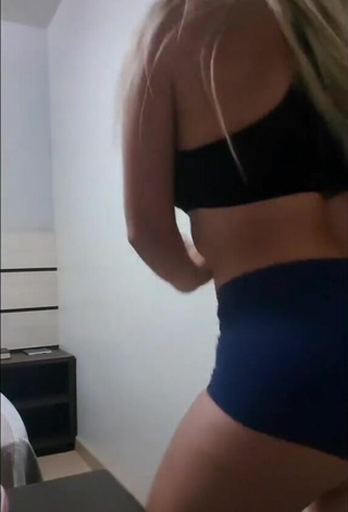 Sheila Bellaver (@sheila_bellaversb) #sport bra  #black sport bra  #legging shorts  #booty shaking  #butt  #tattooed body  «@israelerodolffoC TA DOIDO......»