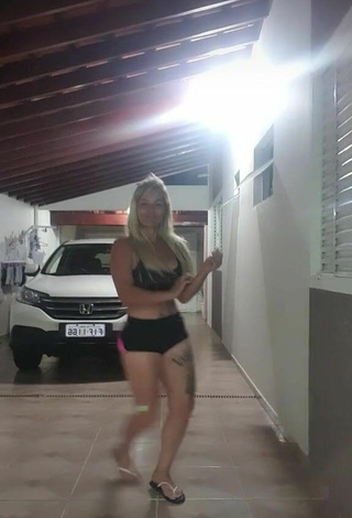 Sheila Bellaver (@sheila_bellaversb) #cleavage  #crop top  #black crop top  #tight shorts  #booty dancing  #tattooed body 