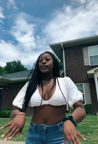 Skaibeauty (@skaibeauty) #cleavage  #crop top  #white crop top  #bouncing boobs  #belly button piercing  «Dc: @itsundos literally my...»