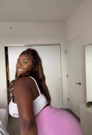 Skaibeauty (@skaibeauty) #cleavage  #crop top  #legging shorts  #booty dancing  #bouncing boobs  «I won’t be satisfied until...»