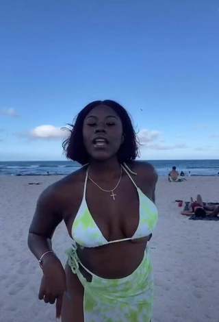 Skaibeauty (@skaibeauty) #cleavage  #bikini  #bouncing boobs  #booty dancing  #beach  «Watch a draft of me tripping...»