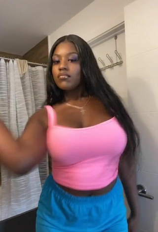 Skaibeauty (@skaibeauty) #cleavage  #crop top  #pink crop top  #tight shorts  #bouncing boobs  #booty dancing  «@ajeyalanai ☺️»